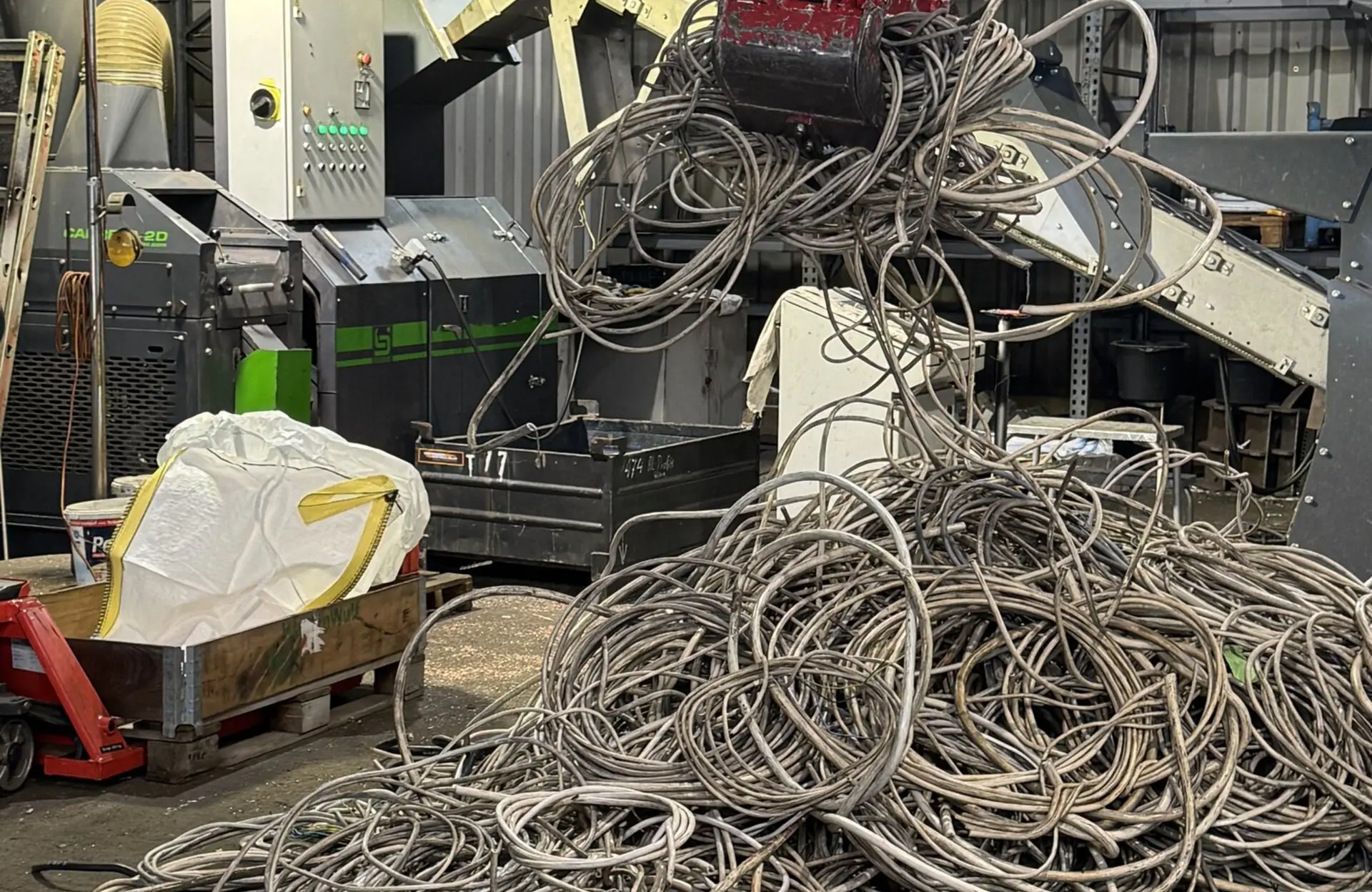 Bündel dünner Kabel vor der Granulieranlage von DINTER Kabelrecycling