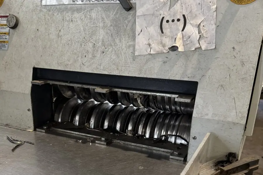 Blick in den Granulator beim Zerkleinern