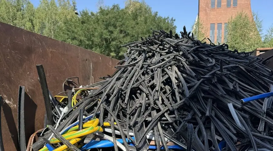 Kabelberg aus Industriekabel vor der Verwertung