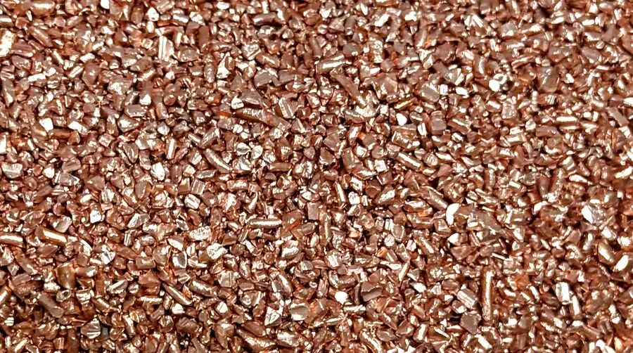 Sortenreines Kupfergranulat aus der Nähe
