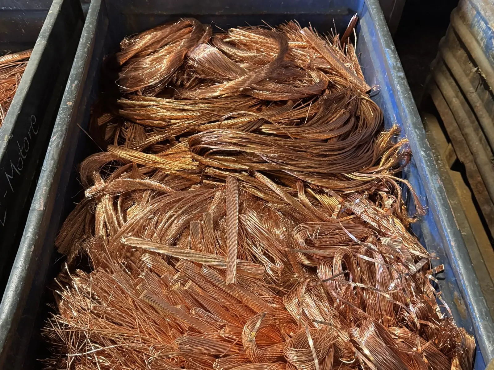 Blanke Kupferlitzen und Flachleiter in einer Gitterbox auf dem Hof von DINTER Kabelrecycling