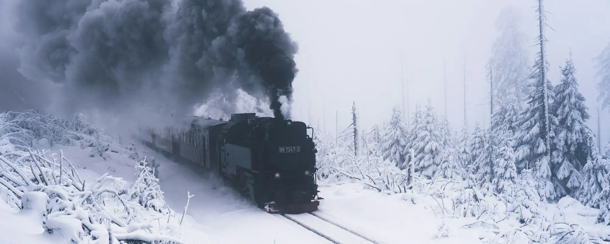 Dampflok der Brockenbahn im verschneiten Harz