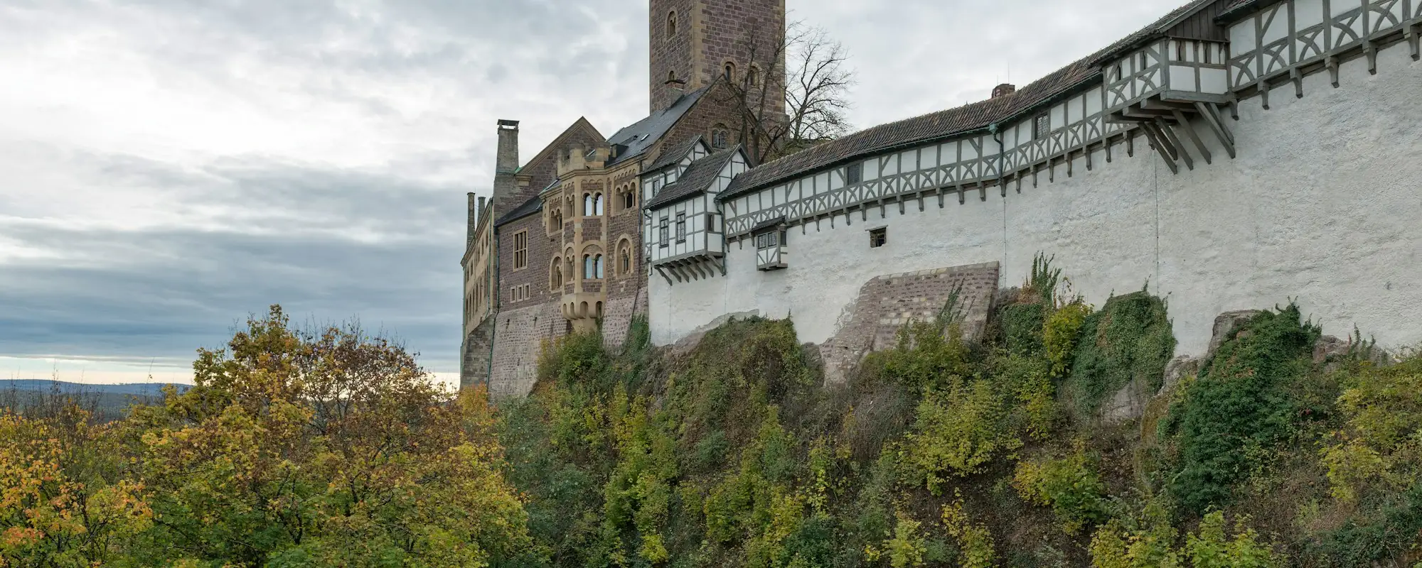 Die Wartburg bei Eisenach über bewaldeten Hängen