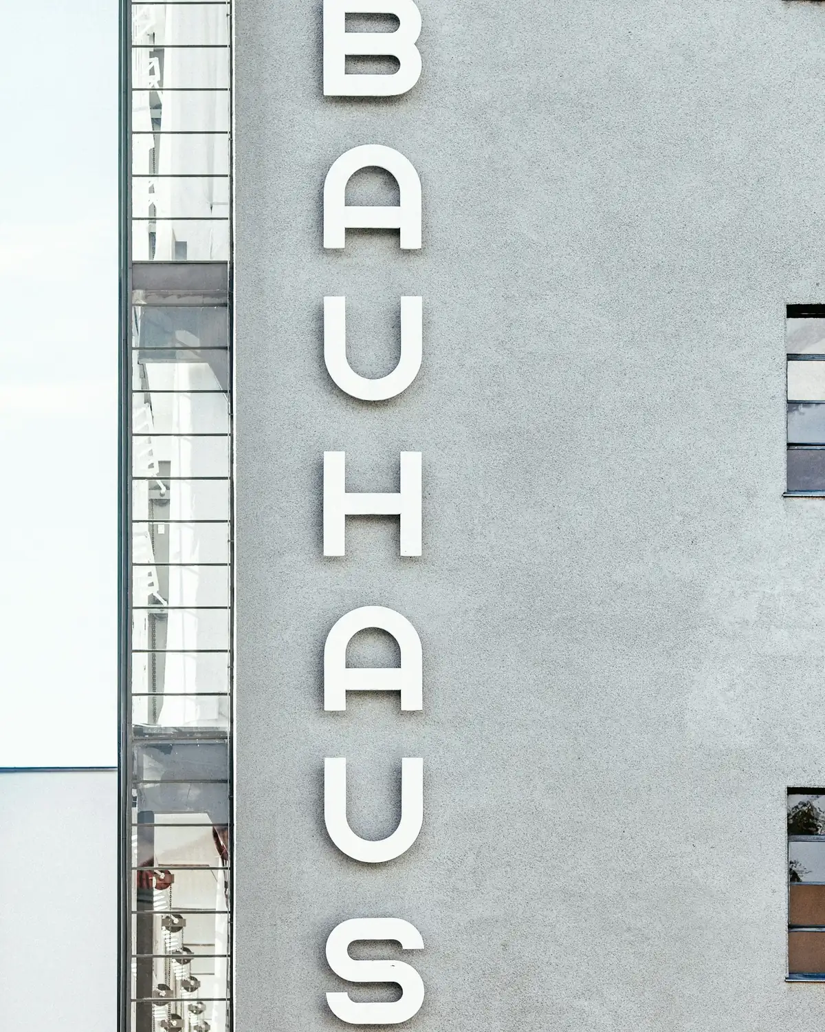 Schriftzug am Bauhausgebäude in Dessau