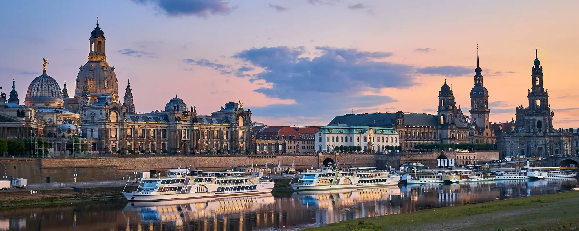 Dresdner Altstadt an der Elbe in der Abendsonne