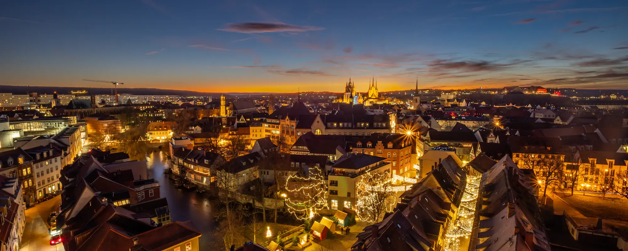 Erfurter Altstadt bei Nacht mit Blick über die Krämerbrücke zu Dom und Severikirche