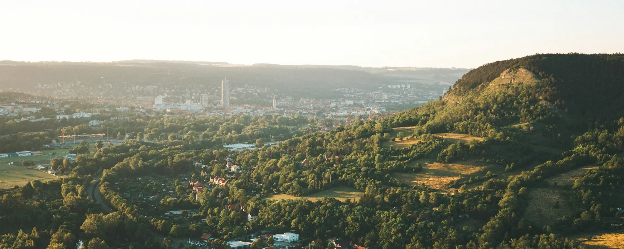 Blick über das Saaletal auf Jena mit dem Jentower