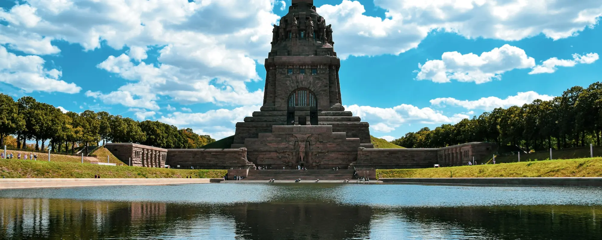 Völkerschlachtdenkmal in Leipzig mit Wasserbecken