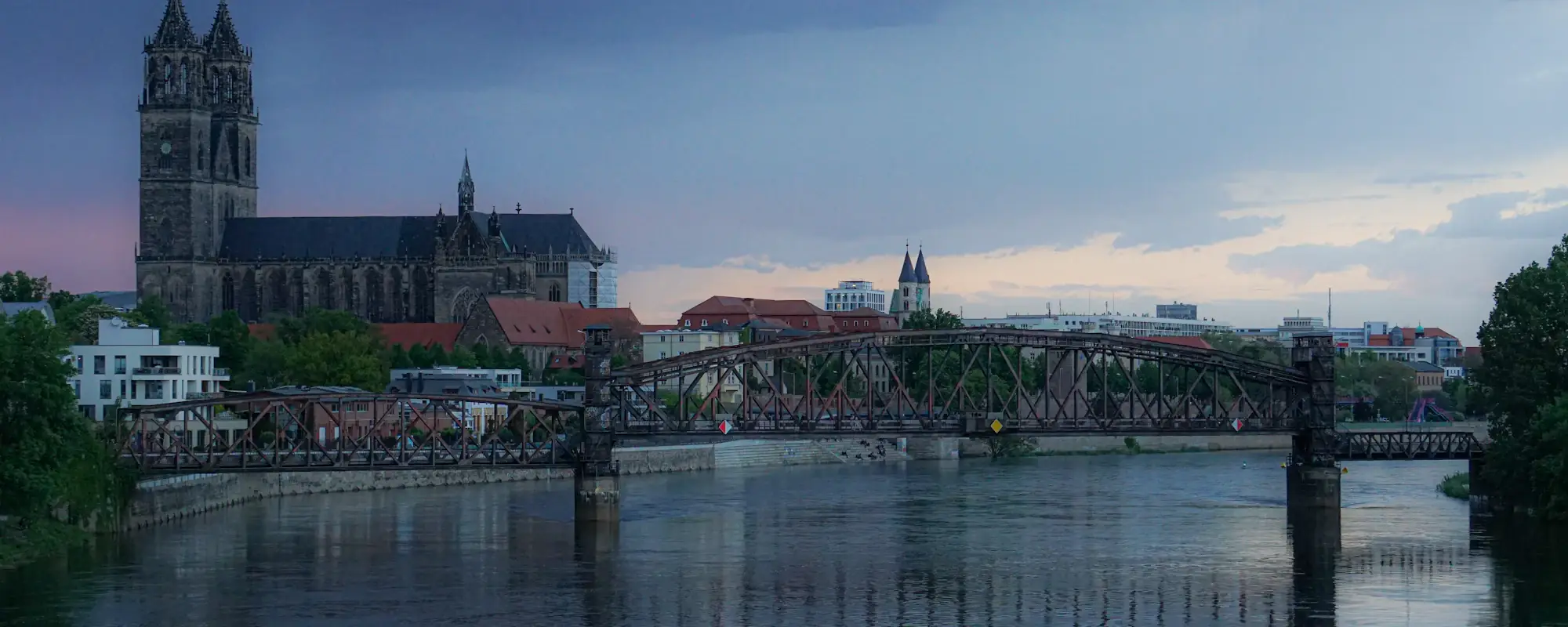 Magdeburger Dom und Hubbrücke an der Elbe am Abend