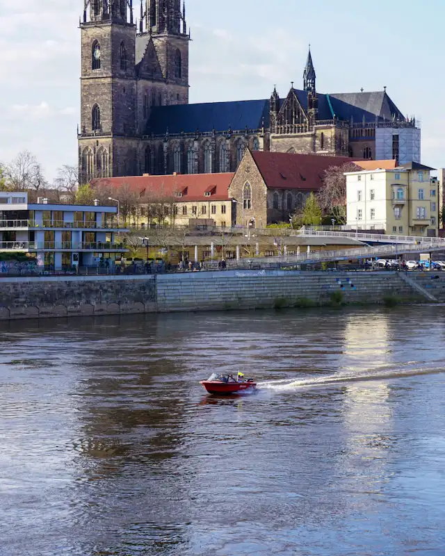 Magdeburger Dom an der Elbe