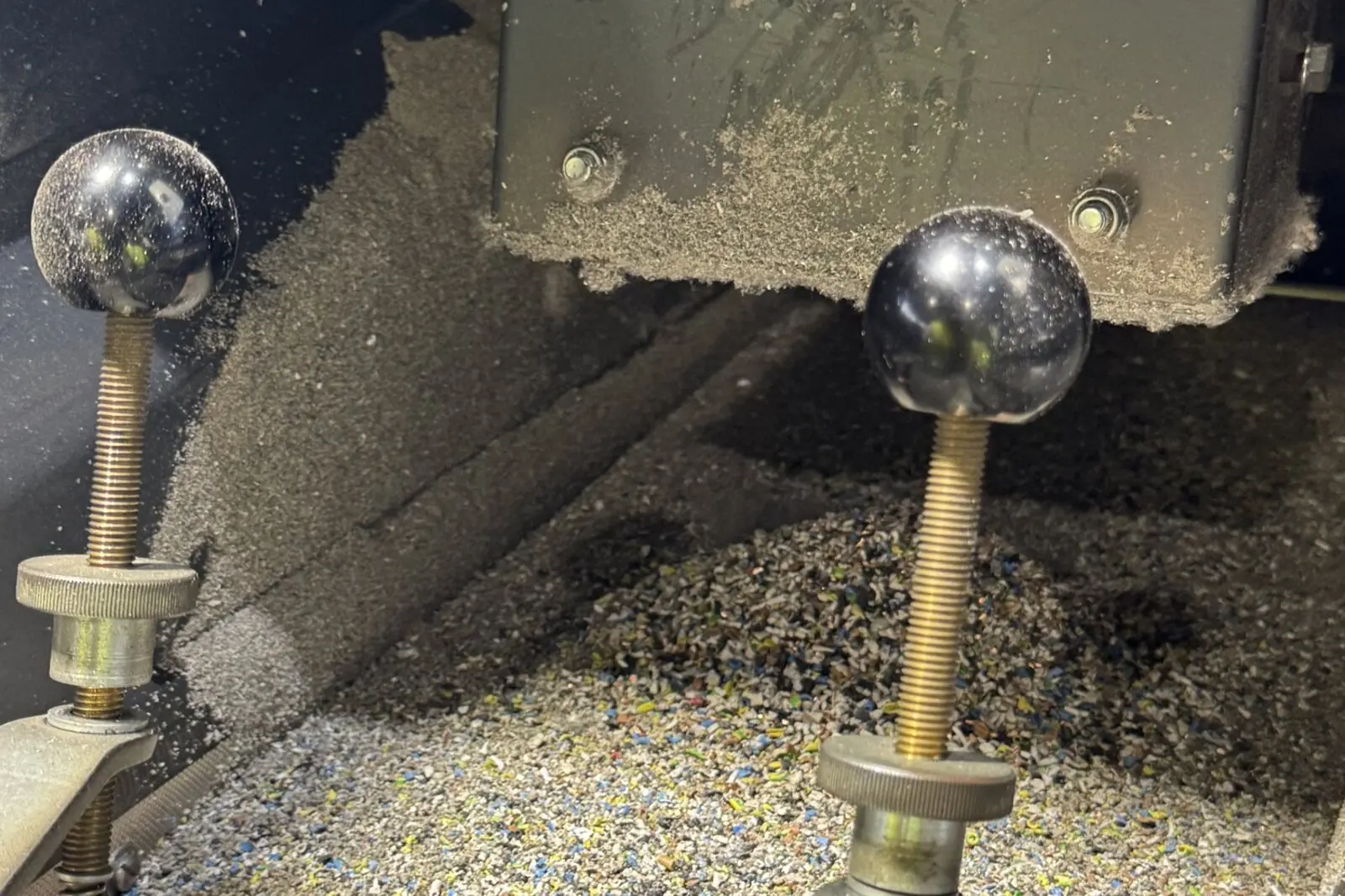 Granulat auf dem Trenntisch der Anlage von DINTER Kabelrecycling