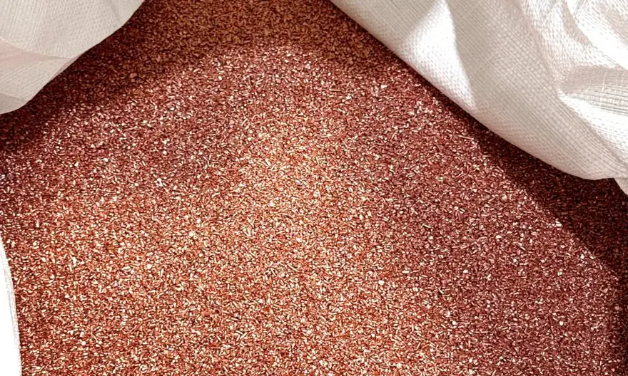 Frisch abgefülltes Kupfergranulat aus der eigenen Anlage im Big Bag
